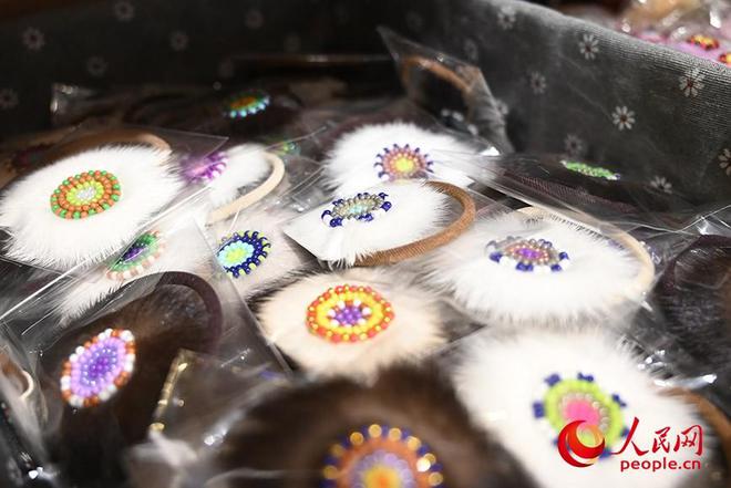 活力內(nèi)蒙古 | “太陽姑娘”巧手“生花”，鄂溫克族手工藝借互聯(lián)網(wǎng)走向世界